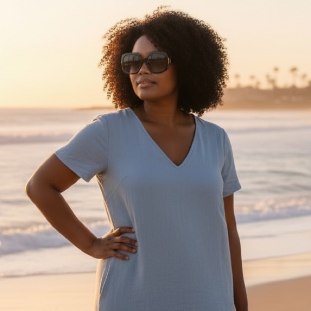 Oversized Square Women’s Sunglasses with Gold Trim. 100% UV Protection. - Picture 2 of 10